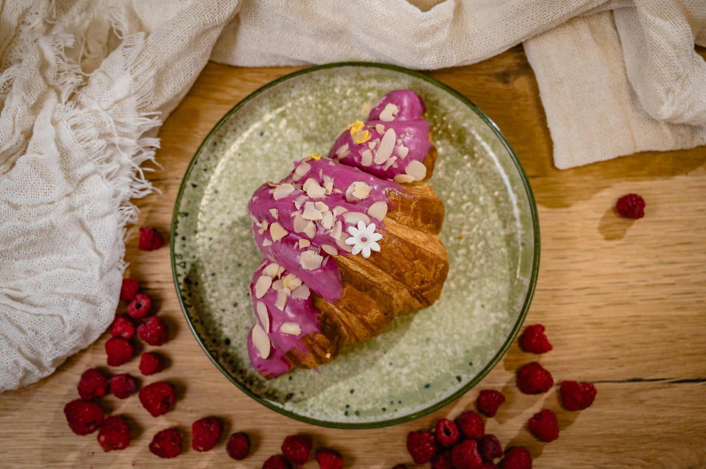 Croissant cu cremă de căpșuni 140 g