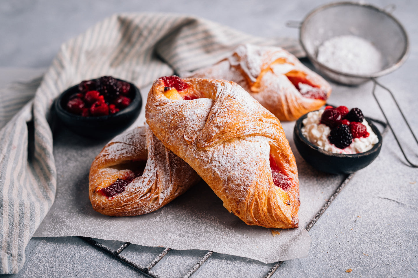 Foietaj cu frișcă și căpșuni 100 g